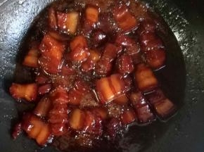 看到汤汁浓稠了肉酥烂，大火收汁，加入鸡精调味即可