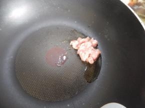 猪肉加入锅里