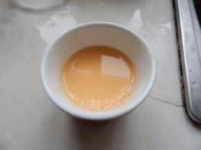 鸡蛋加和碗里加入温水