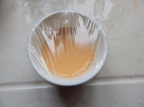 然后盖上保鲜膜