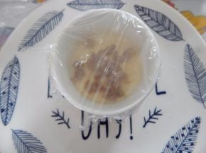 在盖上保鲜膜