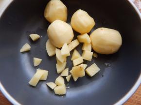 土豆去皮切成丁