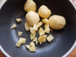 土豆去皮切成丁