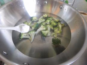 西兰花放盐水里焯一下水