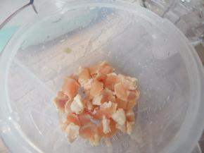 切好的鸡肉加入喔喔牛辅食机蒸 笼里