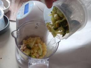 蒸好的全部加入搅拌杯里