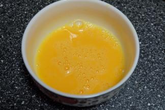 一个鸡蛋敲在碗里，加10g清水，一点点盐，搅拌成蛋液；