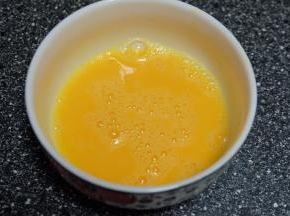 一个鸡蛋敲在碗里，加10g清水，一点点盐，搅拌成蛋液；