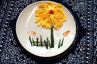 端到阳台上拍照光线比较好，颜色也亮丽多了，柴鸡蛋做这个比较好，蛋黄大，颜色黄，蛋味儿也香。