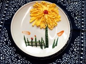 端到阳台上拍照光线比较好，颜色也亮丽多了，柴鸡蛋做这个比较好，蛋黄大，颜色黄，蛋味儿也香。