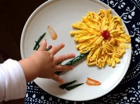 来看一下我家二宝的小魔爪，我拍照片的时候人家就伸出手了，看来小朋友都喜欢漂亮的事物啊，看到这朵漂亮的花儿就想伸手去抓了。赶紧拍了两张，就让小妞自己抓着吃了，我就去个厨房转个圈的空儿，人家就已经吃了大半朵花了，平时对炒鸡蛋煎鸡蛋一概不感兴趣的小妞，居然把这朵花吃光了！