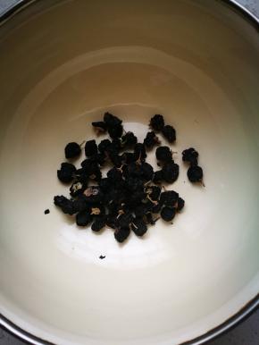 准备黑枸杞，需要清洗下，因为有很多细沙