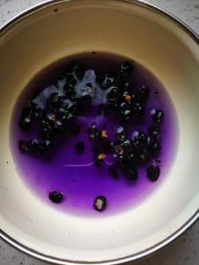 加入水，用筷子搅一搅