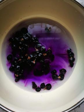 再倒些水，将黑枸杞浸泡起来，用筷子搅搅，让它静置