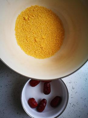 准备好的小米，我没有用糯小米，是普通的小黄米，小米粥出不出米油，看小米的品质，我买的这个，随便煮，会出一层厚厚的米油