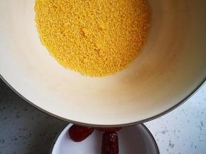 准备好的小米，我没有用糯小米，是普通的小黄米，小米粥出不出米油，看小米的品质，我买的这个，随便煮，会出一层厚厚的米油