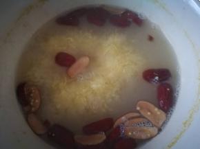 水开后转中小火，煮几分钟加入红枣