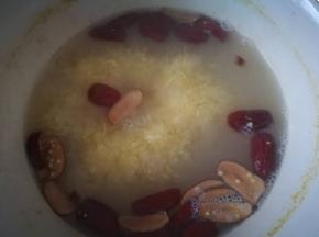 水开后转中小火，煮几分钟加入红枣