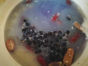 煮几分钟后，看看小米有没有煮开花，开花后加入黑枸杞，倒的时候注意，不要晃动，缓缓倒入，碗的底部还有细沙，不要倒进去了，烧开后起锅