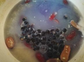 煮几分钟后，看看小米有没有煮开花，开花后加入黑枸杞，倒的时候注意，不要晃动，缓缓倒入，碗的底部还有细沙，不要倒进去了，烧开后起锅