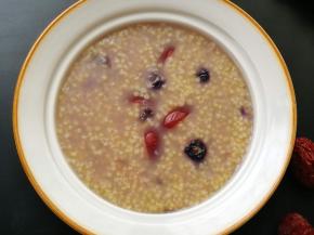 早上来碗热呼呼的粥，烤上几片面包，嘿嘿