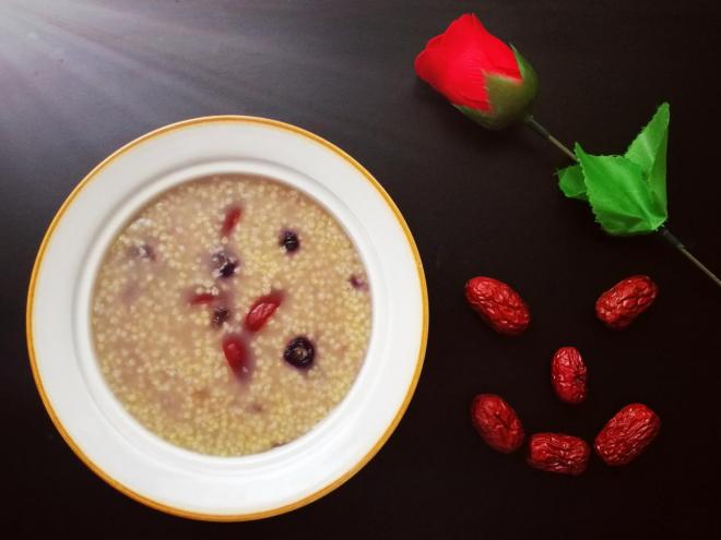 黑枸杞红枣小米粥