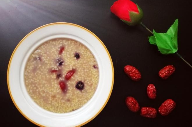 黑枸杞红枣小米粥