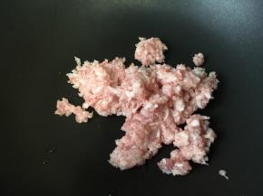 绞肉机绞细，没有就切碎