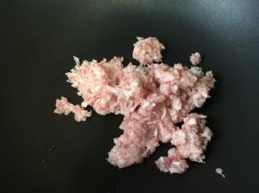 绞肉机绞细，没有就切碎