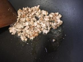 肉煸炒出油