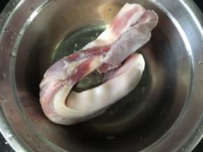 准备一块肥瘦相间的肉，我买的五花肉