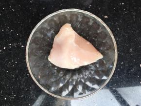 准备一块鸡胸肉