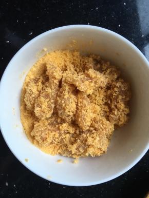 面包糠滚一圈，压紧