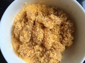面包糠滚一圈，压紧