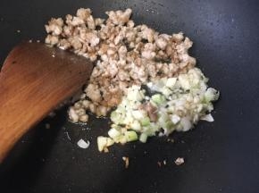 下葱蒜爆香