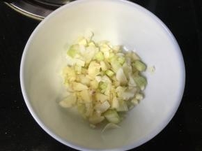 准备葱蒜剁细