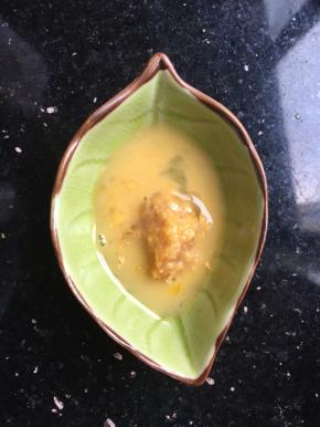 肉先在蛋液滚一圈