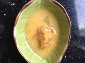 肉先在蛋液滚一圈