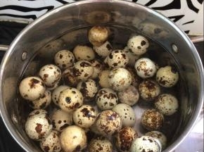 将洗净的鹌鹑蛋放入锅中放入水，大火煮开后转中火煮6分钟