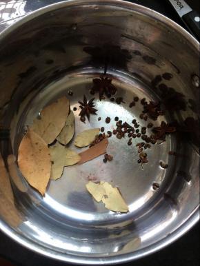 煮的同时，在准备一个锅，放入香叶，八角，花椒，桂皮