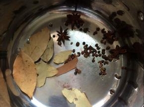 煮的同时，在准备一个锅，放入香叶，八角，花椒，桂皮