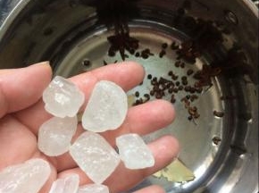放入适量冰糖