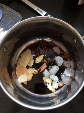 加入生抽，老抽，盐