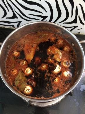 再将鹌鹑蛋放入煮开的料汁中，继续煮40分钟。