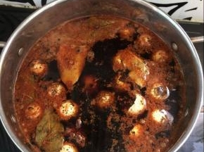 再将鹌鹑蛋放入煮开的料汁中，继续煮40分钟。
