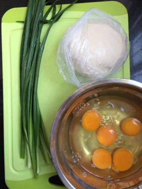 准备好食材，面团，鸡蛋，韭菜