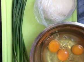 准备好食材，面团，鸡蛋，韭菜