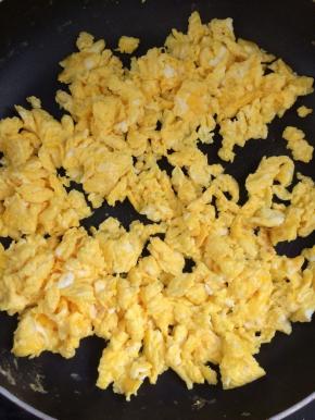 将鸡蛋打散加入适量盐，放入锅中炒散，炒得尽量碎一些