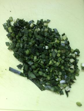 韭菜清洗干净，切小段