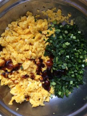 将准备好的韭菜和炒好的鸡蛋放在一起，放入耗油，鸡精，少许的花生油